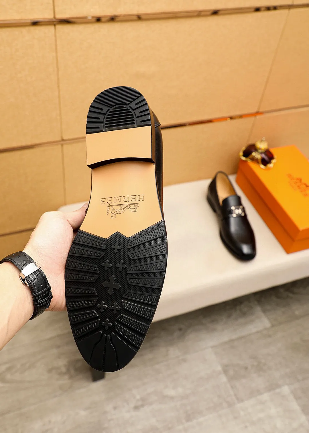 Men's shoes 💰442 💐 Product trademark: HERMES "Hermès" casual leather shoes Regular size: 38-44 (45🉑️customized) Product materials: Selected imported first-layer calfskin upper + luxury hardware buckle, imported water-dyed 🐂 cowhide lining. Strong three-dimensional visual effect, combined outsole Color: 1⃣️color optional